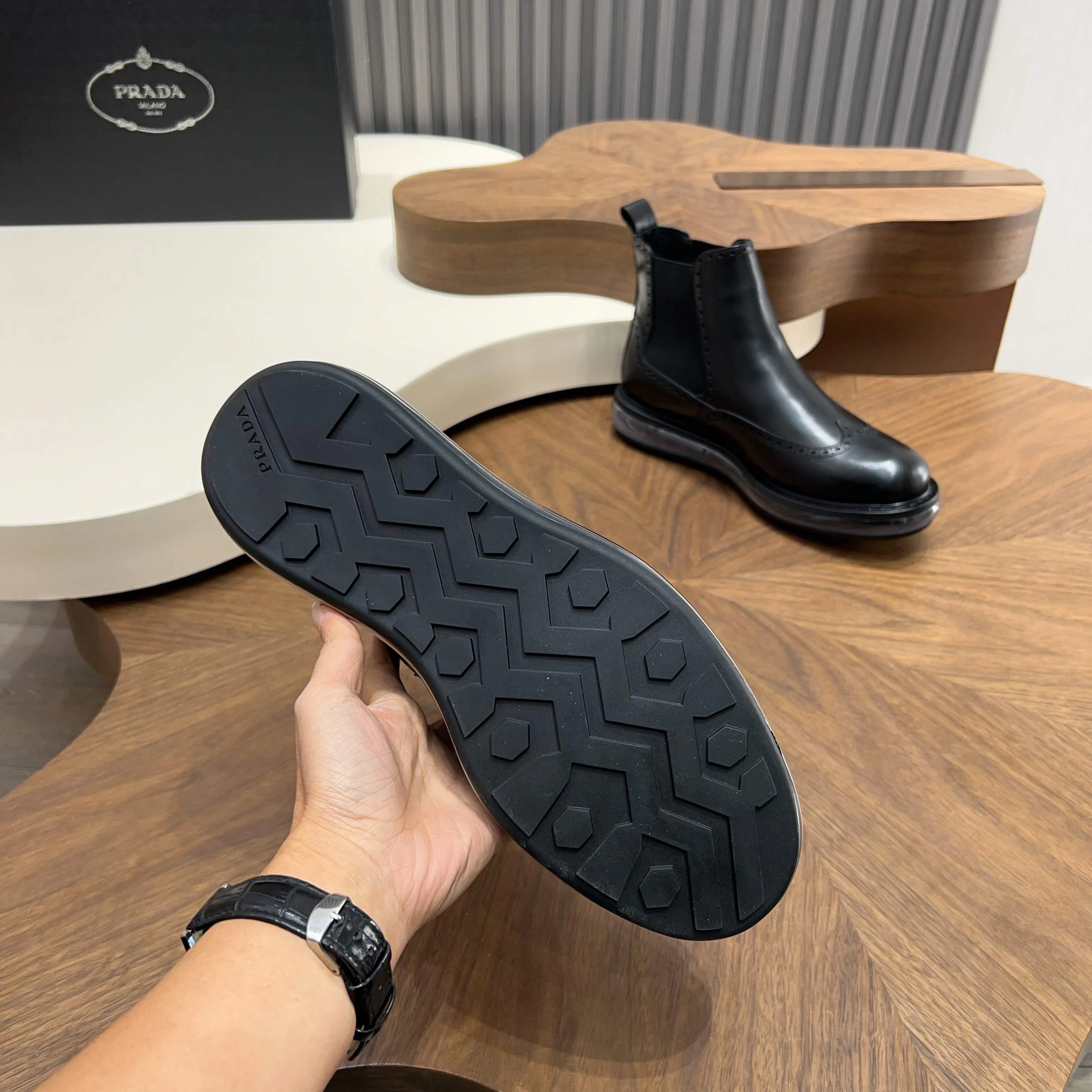 Men's shoes 💰 1000 Prada/Prada Italian show version Pure original men's high-top slip-on air cushion shoes Original super flexible air cushion outsole Silver label PRADA letter logo decoration on the heel Rubber bottom layer High comfort Excellent anti-slip performance Imported waxed cowhide Leather is smooth Leather holes are fine and even Super good texture Slip-on design Geometric carving decoration Novel and unique Full calf leather lining Standard gold-labeled feet. Fine workmanship. Ignore market currency. Support comparison inspection. Size: 38-39-40-41-42-43-44. Standard leather shoe size 45. Order